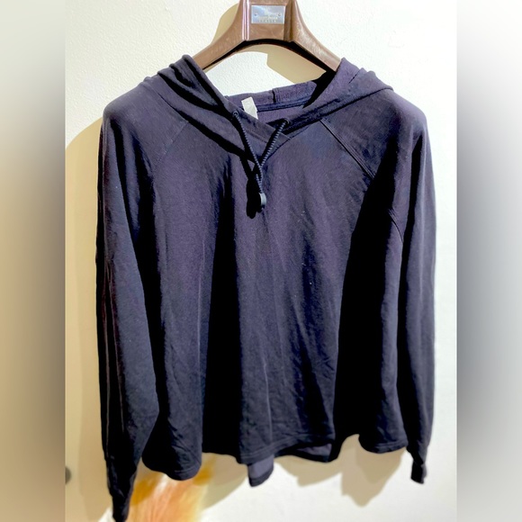 Althleta Hoodie Long Sleeve- NWOT- Color: Black Size Large - Picture 1 of 6